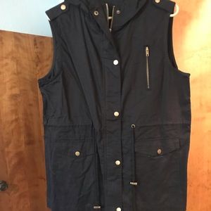 Black vest with hood & lots of pockets